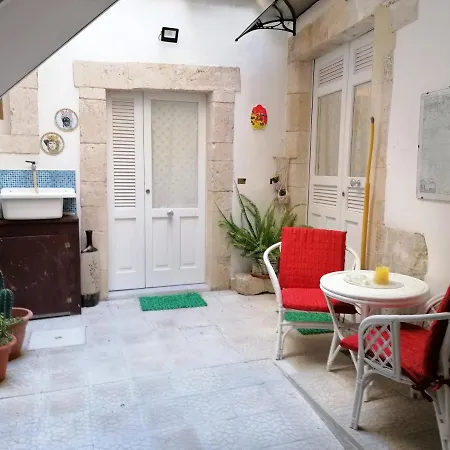 Il Cortiletto Di Via Minniti סירקוזה