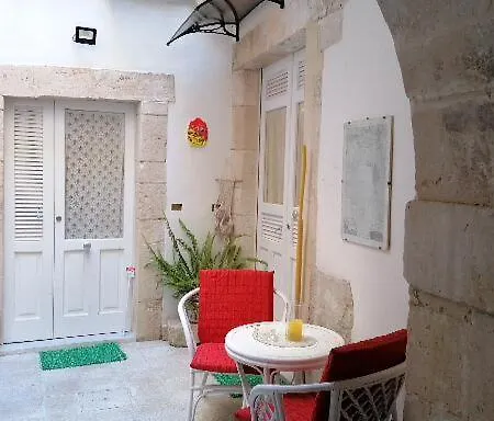 Il Cortiletto Di Via Minniti סירקוזה