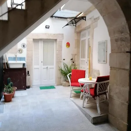 לינה וארוחת בוקר Il Cortiletto Di Via Minniti סירקוזה