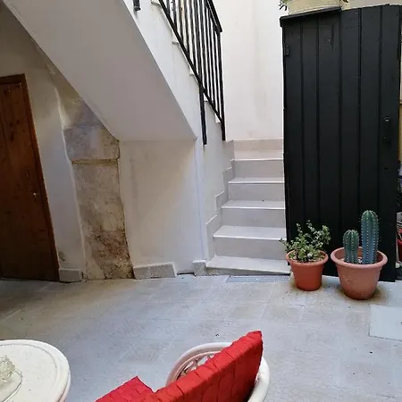 Il Cortiletto Di Via Minniti לינה וארוחת בוקר סירקוזה